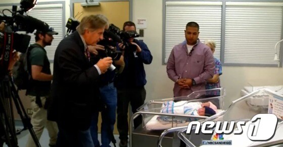 미국 NBC 방송 등이 남매를 취재하는 모습. 아버지 루이스 발렌시아도 서 있다. (출처=NBC 캡처) © News1