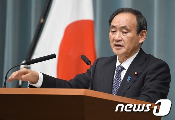 스가 요시히데 일본 관방장관. © AFP=뉴스1