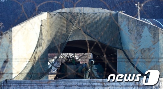 8일 경기도 파주시 접경지역에 K-9 자주포의 포구가 전방을 향하고 있다.  2016.1.8/뉴스 © News1 손형주 기자