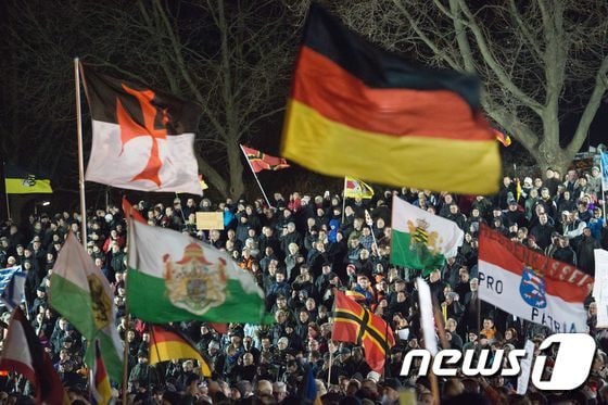 독일 페기다(PEGIDA· 유럽의 이슬람화를 반대하는 애국적 유럽인들)지지자들이 드레스덴에서 집회를 열고있다. ©AFP=뉴스1