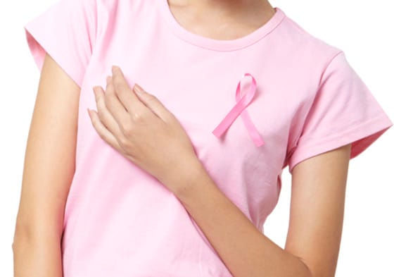 유방암이 있는지 촉진하는 여성./© News1