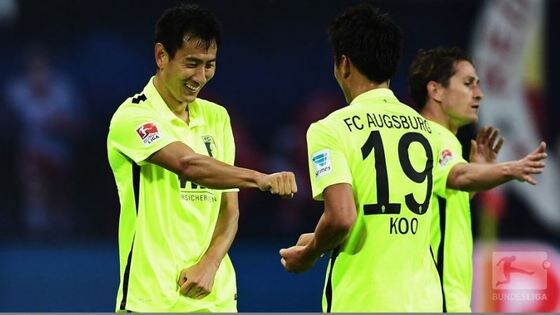 아우크스부르크의 지동원(왼쪽)이 1일(한국시간) 라이프치히와의 경기에서 골을 넣은 뒤 구자철과 기뻐하고 있다. (독일 분데스리가 홈페이지). © News1