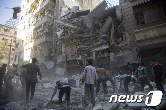 시리아 알레포의 반군 거점에서 정부군이 공습을 가해 건물이 무너졌다. (자료사진) © AFP=뉴스1