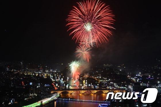 대한민국 글로벌 축제인 진주남강유등축제가 1일  막을 올렸다.© News1