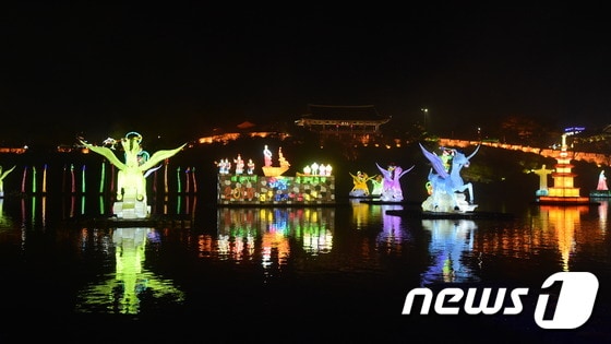 진주남강유등축제 수상등(燈)© News1