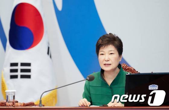 박근혜 대통령이 11일 오전 청와대에서 국무회의(화상)를 주재하고 있다.  (청와대) 2016.10.11/뉴스1 © News1 이광호 기자