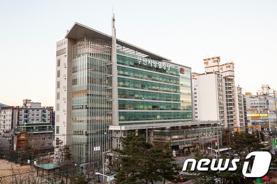 부산우정청이  한국능률협회컨설팅이  실시한  한국산업  고객만족도  조사에서  연속  1위를  차지했다.(부산우정청  전경)© News1 강영범기자