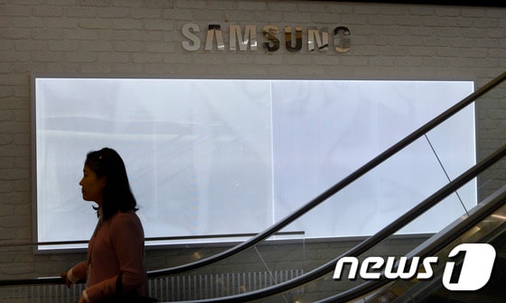 12일 오전 서울 삼성전자 서초사옥 딜라이트에 갤럭시 노트7을 홍보하던 광고판이 텅 비어있다. S© News1 안은나 기자