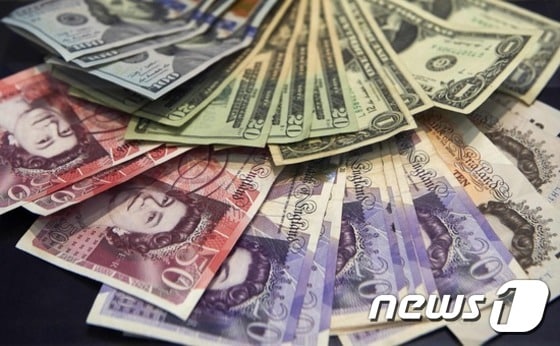 영국 파운드화와 미국 달러화. © AFP=뉴스1