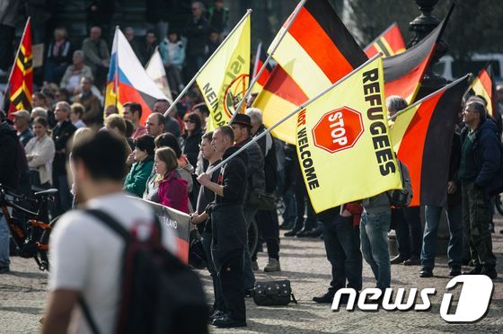 독일 극우주의 세력 '유럽의 이슬람화에 반대하는 애국적 유럽인들'(PEGIDA·페기다)이 이달 드레스덴에서 난민 유입에 반대하는 대규모 시위를 벌이고 있다. © AFP=뉴스1