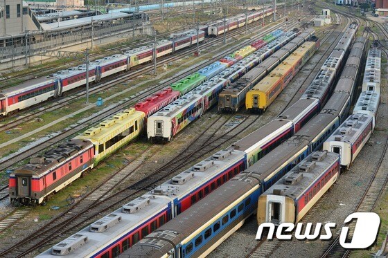 지난 2016년 철도노조 파업 당시 서울 마포구 수색 차량기지에서 열차들이 철로 위에 정차해 있는 모습. .2016.10.17/뉴스1 © News1 민경석 기자