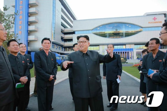 북한 노동신문은 김정은 북한 국무위원장이 류경안과종합병원을 시찰했다고 18일 보도했다.  (노동신문) 2016.10.18/뉴스1 © News1 추연화 기자