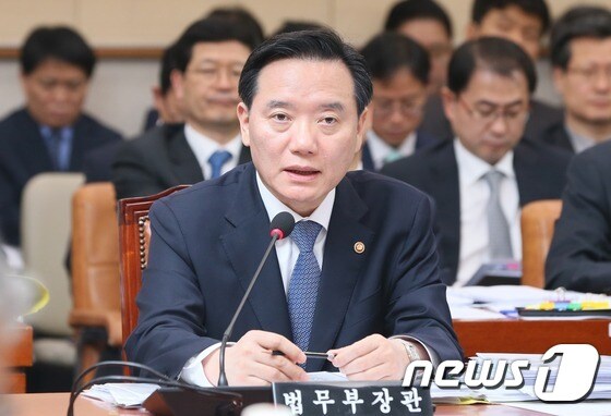 김현웅 장관 '미르-최순실 질의에 답변'