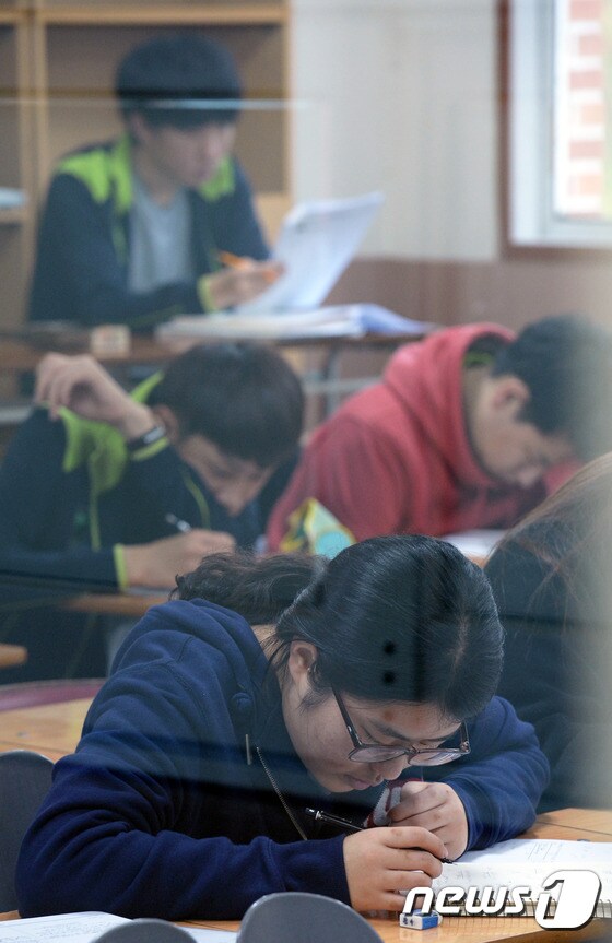 대학수학능력시험 준비에 전념하는 수험생들. /뉴스1 © News1