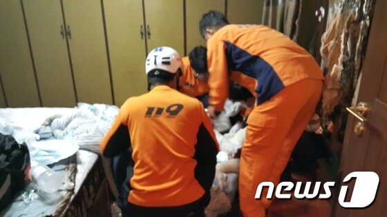 소방구급대가 화상을 입은 임씨를 병원으로 이송하고 있다.© News1
