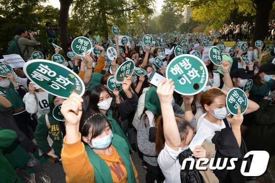 '이대 총장 사퇴' 환호하는 학생들