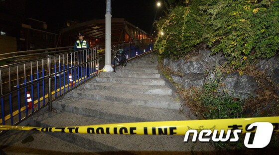 19일 강북구 오패산터널 인근에서 용의자와 경찰관 사이에 총격전이 벌어진 현장이 통제돼있다. 서울 강북경찰서는 이날 오후 6시30분쯤 총격전이 벌어져 번동파출소 소속 경찰관 김모 경위 1명이 사망했다고 밝혔다. 용의자 성모씨는 오패산터널 인근으로 도주했다가 현장에서 검거됐다. 2016.10.19/뉴스1 © News1 황기선 기자