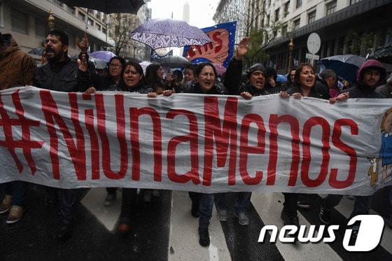 19일(현지시간) 아르헨티나 부에노스아이레스에서 16세 소녀의 강간살인사건에 항의하는 시위가 벌어졌다. 시위대는 