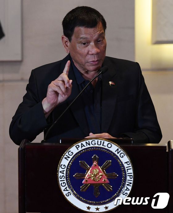 중국 베이징을 방문한 로드리고 두테르테 필리핀 대통령이 19일(현지시간) 열린 기자회견에서 발언하고 있다.  © AFP=뉴스1
