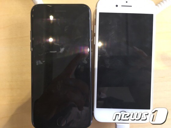 아이폰7 제트블랙(왼쪽)과 아이폰7 실버 모델 © News1