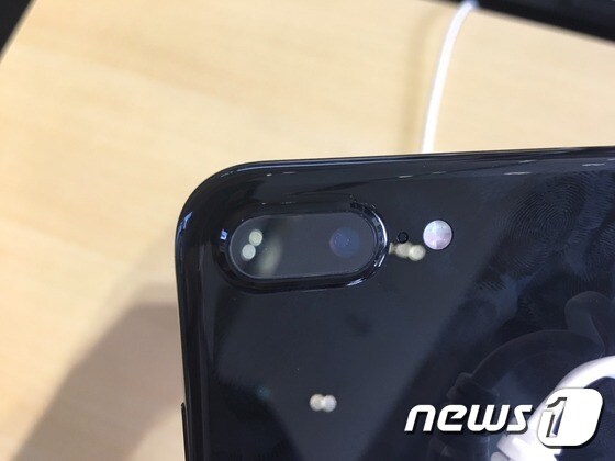 애플의 아이폰7 플러스에 새로 추가된 듀얼카메라의 모습. © News1