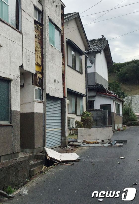 일본 돗토리현 구라요시시에서 21일 오후 리히터규모(M) 6.6, 최대 진도 6약의 강진이 발생해 건물 벽 등이 파손됐다. © AFP=뉴스1