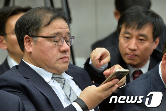 안종범 전 청와대 정책조정수석(57·왼쪽). /뉴스1 © News1 구윤성 기자