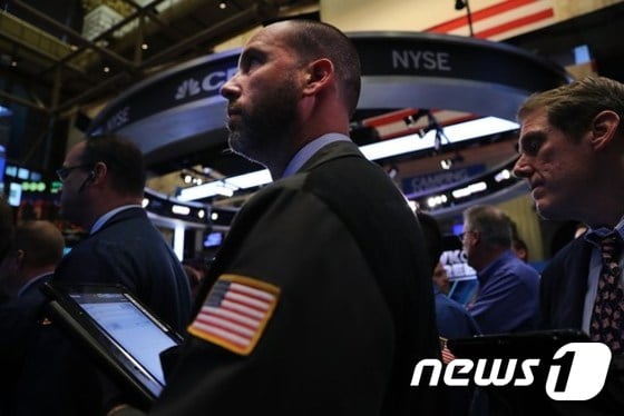 뉴욕증권거래소(NYSE)의 트레이더들. ©AFP= News1
