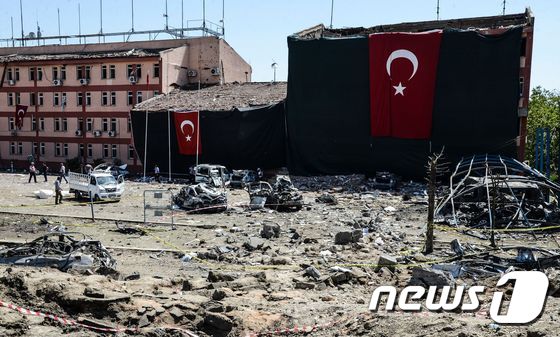 지난 8월 터키 동부 엘라지에서 PKK 소행 차량폭탄테러 발생 현장. © AFP=뉴스1
