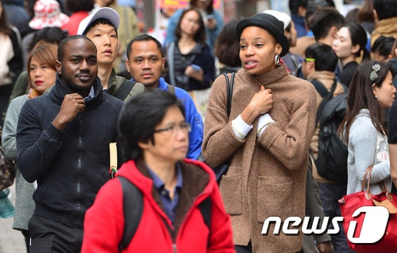 서울 명동거리를 찾은 외국인 관광객들. 뉴스1 © News1  