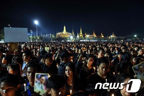 [사진] 방콕 왕궁 앞 국왕 추모 인파