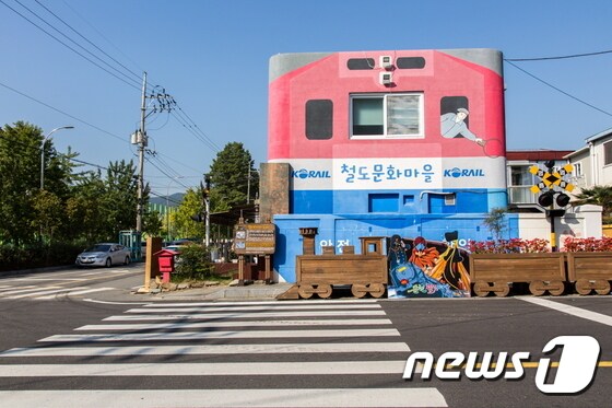 전남 순천 기차벽화가 그려진 카페 기적소리 © News1