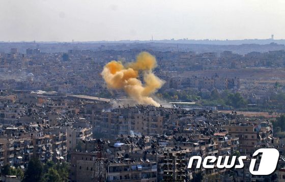 폐허가 된 시리아 동부 정부군 점령지역 인근에서 연기가 피어오르고 있다. © AFP=뉴스1