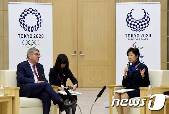 고이케 유리코 일본 도쿄도지사(오른쪽)가 지난 18일 도쿄도청에서 토마스 바흐 국제올림픽위원회(IOC) 위원장과 회담하고 있다. © AFP=뉴스1