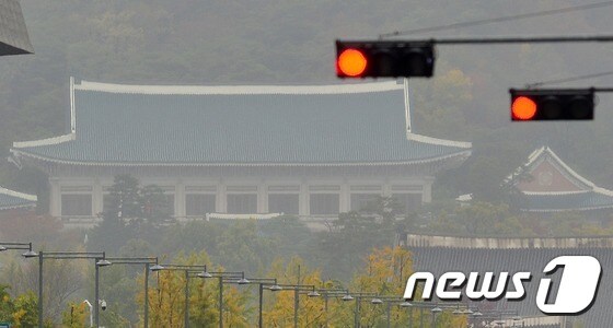 25일 청와대 앞 교차로 신호등에 빨간 불이 켜져있다.  2016.10.25/뉴스1 © News1 민경석 기자