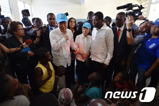 15일(현지시간) 허리캐인 매큐가 강타한 아이티 나부 레카예의 한 교회를 방문한 반 총장. 그는 이 자리에서 콜레라를 막기 위한 최대의 지원을 약속했으나 사과는 하지 않았다.  © AFP=뉴스1