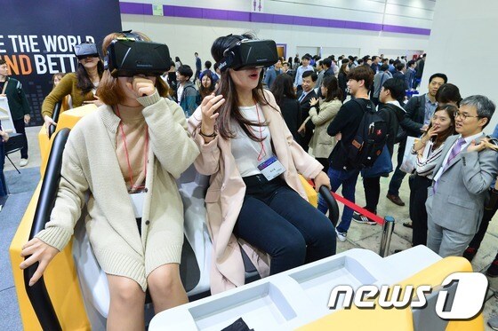 '2016 한국전자산업대전'에서 관람객들이 VR 콘텐츠 체험을 하고 있다. /뉴스1 DB