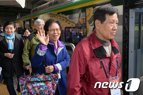 '북한땅 보기위해 열차 탑승한 이산가족'