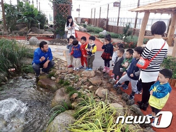 전북 정읍시농업기술센터가 어린이집을 대상으로 운영하고 있는 ‘사계절 푸른 정원 가을맞이 체험' 프로그램이 호응을 얻고 있다. 정읍시 사계절푸른정원 체험 프로그램© News1