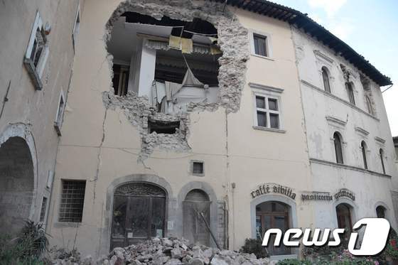 27일(현지시간) 지진으로 파괴된 이탈리아 중부 비소시의 한 주택. © AFP=뉴스1