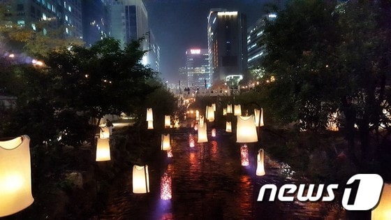 2016 서울거리예술축제 개막작 중 '흐르는 불, 일렁이는 밤' 공연장면© News1
