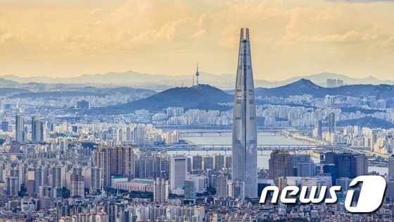 남한산성에서 바라본 롯데월드타워.  © News1