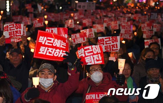 시민들이 29일 서울 청계광장 등에서 박근혜 대통령 퇴진을 요구하며 집회를 벌였다. © AFP=뉴스1