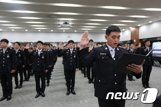 충남소방본부의 신규소방관 임용장 수여식 장면 © News1