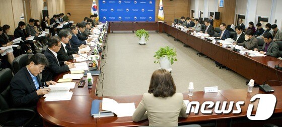 지난해 12월 열린 '제25회 국가과학기술심의회' 운영위원회의 모습/뉴스1 © News1