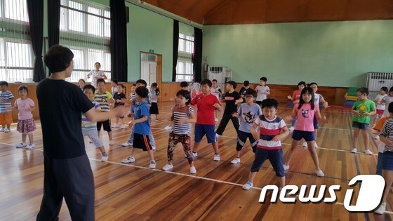 전북 고창군(군수 박우정)이 어린이들이 뇌 체조를 통한 몸과 마음이 건강 해 질 수 있는 건강 프로그램을 마련했다. © News1