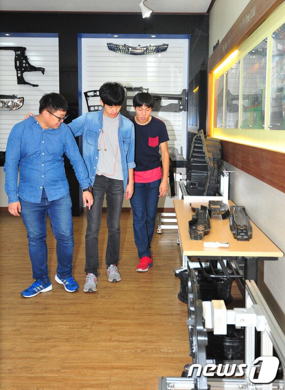 울산 북구에 위치한 ㈜한국몰드를 방문한 학생들이 자동차 부품을 살펴보고 있다. © News1