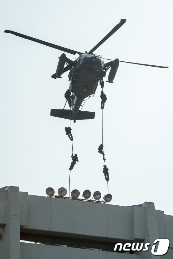 6일 서울 잠실 종합운동장에서 열린 2016 국가대테러종합훈련에서 군병력이 헬기레펠로 투입되고 있다. 2016.10.6/뉴스1 © News1 유승관 기자