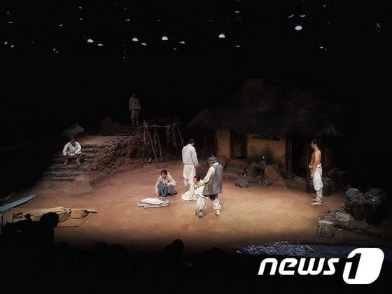 연극 '산허구리' 전막시연 장면 © News1