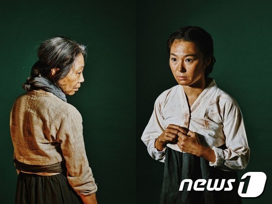 산허구리 노어부의 처 역을 맡은 김용선(왼쪽)과 복실 역의 정혜선 © News1